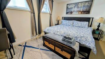 4 habitaciones, escritorio y tabla de planchar con plancha