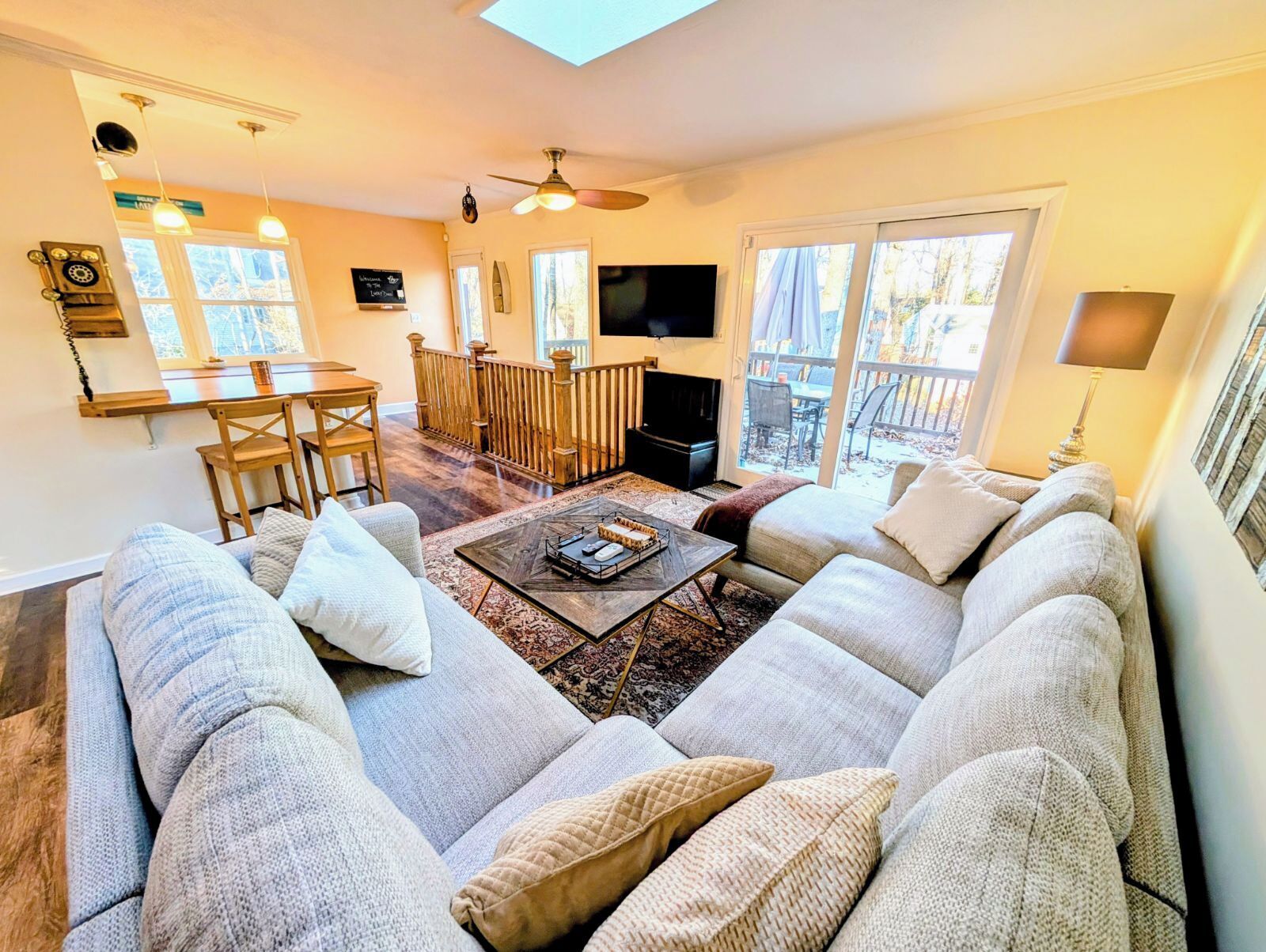 Smart TV, chimenea, videojuegos y libros 