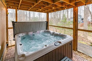 Indoor spa tub - Enjoy a Hot Tub, 4-Player Retro Arcade, Pub, Golf, Lake View - The Lucky Duck!!! (Locust Grove)