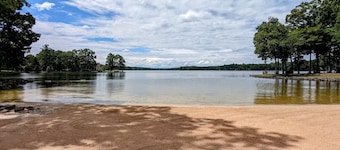 Enjoy a Hot Tub, 4-Player Retro Arcade, Pub, Golf, Lake View - The Lucky Duck!!!