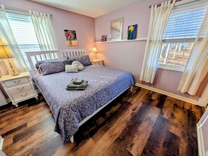 4 soverom, skrivebord, strykejern/-brett og reiseseng for barn