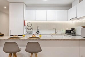 Kühlschrank, Mikrowelle, Ofen, Geschirrspüler