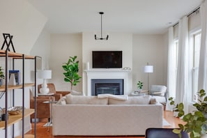 Smart-TV, Kamin, Bücher