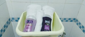 Sèche-cheveux, serviettes fournies, savon, shampoing