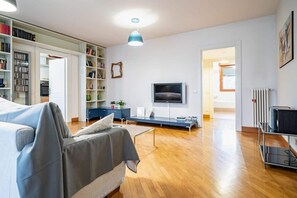 Een televisie en een kantoor