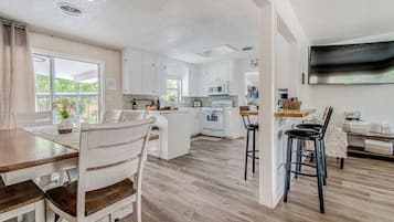 Een koelkast, een microgolfoven, een oven, een kookplaat