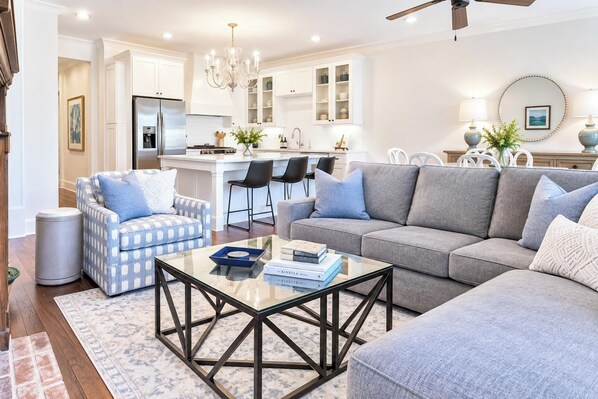 Un salon moderne avec un canapé, des fauteuils et une table basse.
