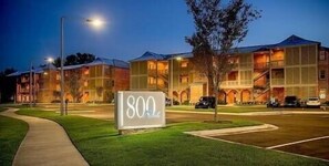 Un immeuble à plusieurs étages, sur lequel on peut lire une enseigne indiquant l’adresse 8002.