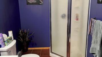 Een douche, een haardroger, handdoeken, zeep