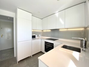 Réfrigérateur, four à micro-ondes, un four, surface de cuisson