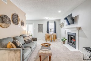 Fireplace - King Bed ✶WiFi ✶Washer Dryer ✶4K TVs ✶Pets Allowed #425 (Arlington)