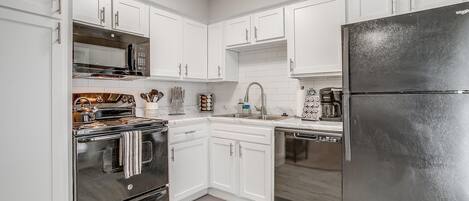 Jääkaappi, mikroaaltouuni, uuni, liesi