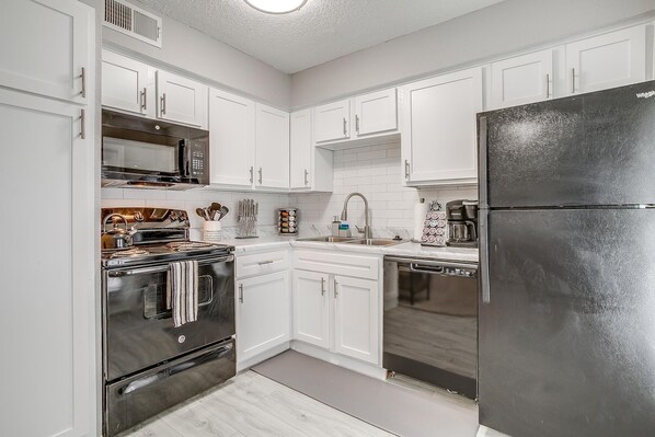 Fridge, microwave, oven, stovetop - King Bed ✶WiFi ✶Washer Dryer ✶4K TVs ✶Pets Allowed #425 (Arlington)