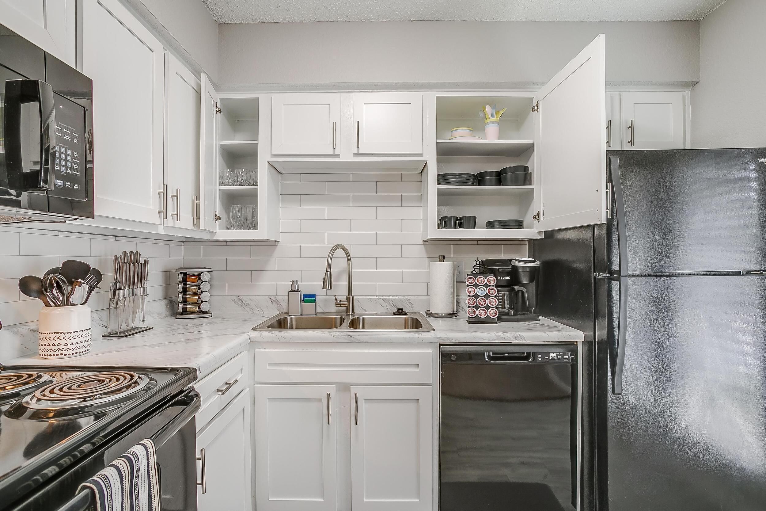 Een koelkast, een microgolfoven, een oven, een kookplaat