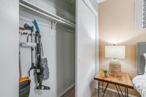 Interior - King Bed ✶WiFi ✶Washer Dryer ✶4K TVs ✶Pets Allowed #425 (Arlington)