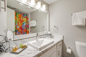Baignoire, séchoir à cheveux, serviettes fournies