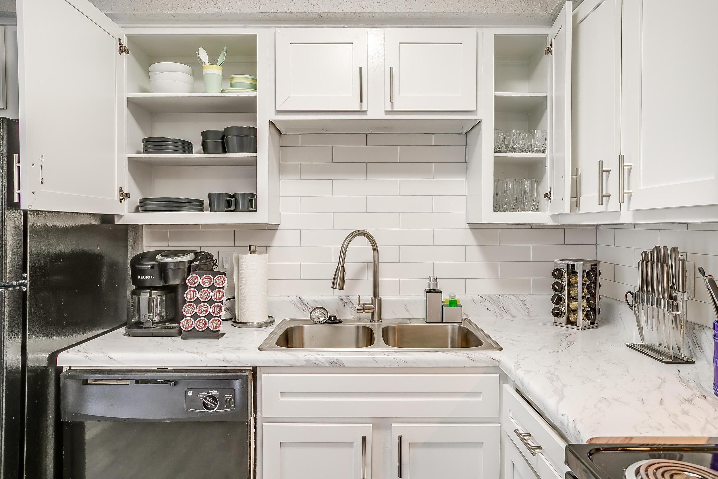 Réfrigérateur, four à micro-ondes, un four, surface de cuisson