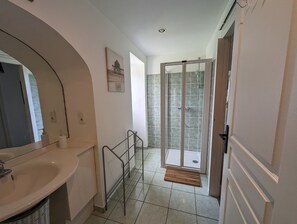 Douche, séchoir à cheveux, serviettes fournies