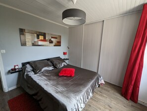 2 makuuhuonetta, silitysrauta/-lauta, vauvan matkasänky, vuodevaatteet