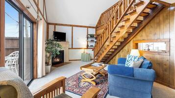 Cabin, 1 King Bed with Sofa bed, Fireplace, Mountain View (Windjammer Cottage) | Living area | 42-inch flat-screen TV with digital channels