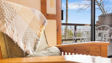 Cabin, 1 King Bed with Sofa bed, Fireplace, Mountain View (Windjammer Cottage) | Living area | 42-inch flat-screen TV with digital channels