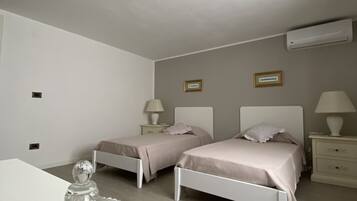 3 camere, una scrivania, culla da viaggio, lenzuola