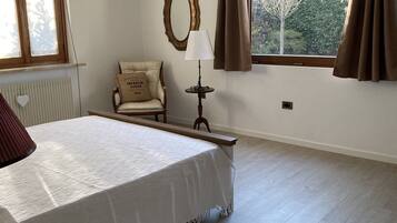 3 chambres, bureau, lit parapluie, draps fournis