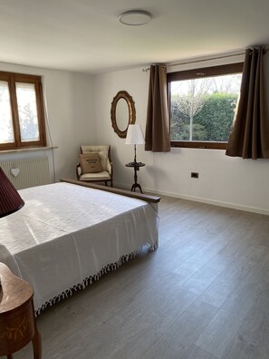 3 chambres, bureau, lit parapluie, draps fournis