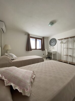 3 habitaciones, escritorio, cuna de viaje y ropa de cama 