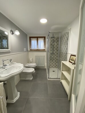 Bruser, hårtørrer, håndklæder, Toiletpapir