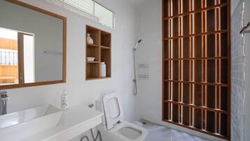 Secador de cabelo, toalhas de banho, sabonete, shampoo