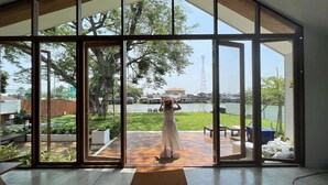 Ein modernes Interieur mit großen Glasüren, die auf eine Terrasse im Freien führen.