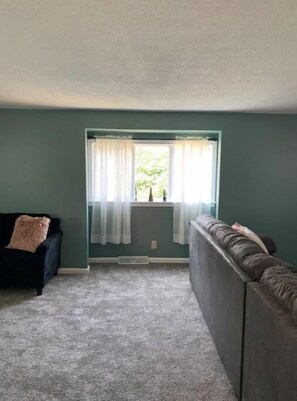 Smart TV - The Gianna One Bedroom UPPER, close to Falls & Casino! (Niagara Falls)