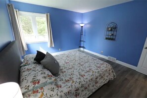 2 bedrooms, iron/ironing board, free WiFi, bed sheets - The Maria Two Bedroom LOWER, close to Falls & Casino! (Niagara Falls)