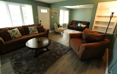 The Maria Two Bedroom LOWER, close to Falls & Casino!