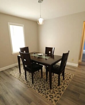 Dining - The Maria Two Bedroom LOWER, close to Falls & Casino! (Niagara Falls)