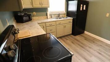 Jääkaappi, mikroaaltouuni, uuni, liesi