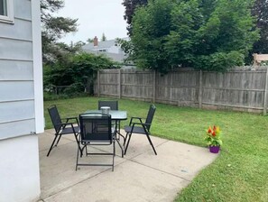 Outdoor dining - The Maria Two Bedroom LOWER, close to Falls & Casino! (Niagara Falls)