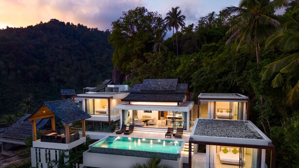 Une villa moderne dotée d’une piscine, de plusieurs chambres et d’un espace repas.