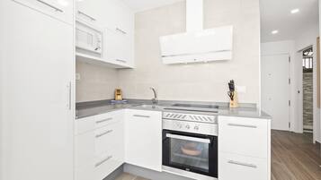 Een koelkast, een magnetron, een oven, een kookplaat