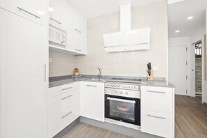 Een koelkast, een magnetron, een oven, een kookplaat