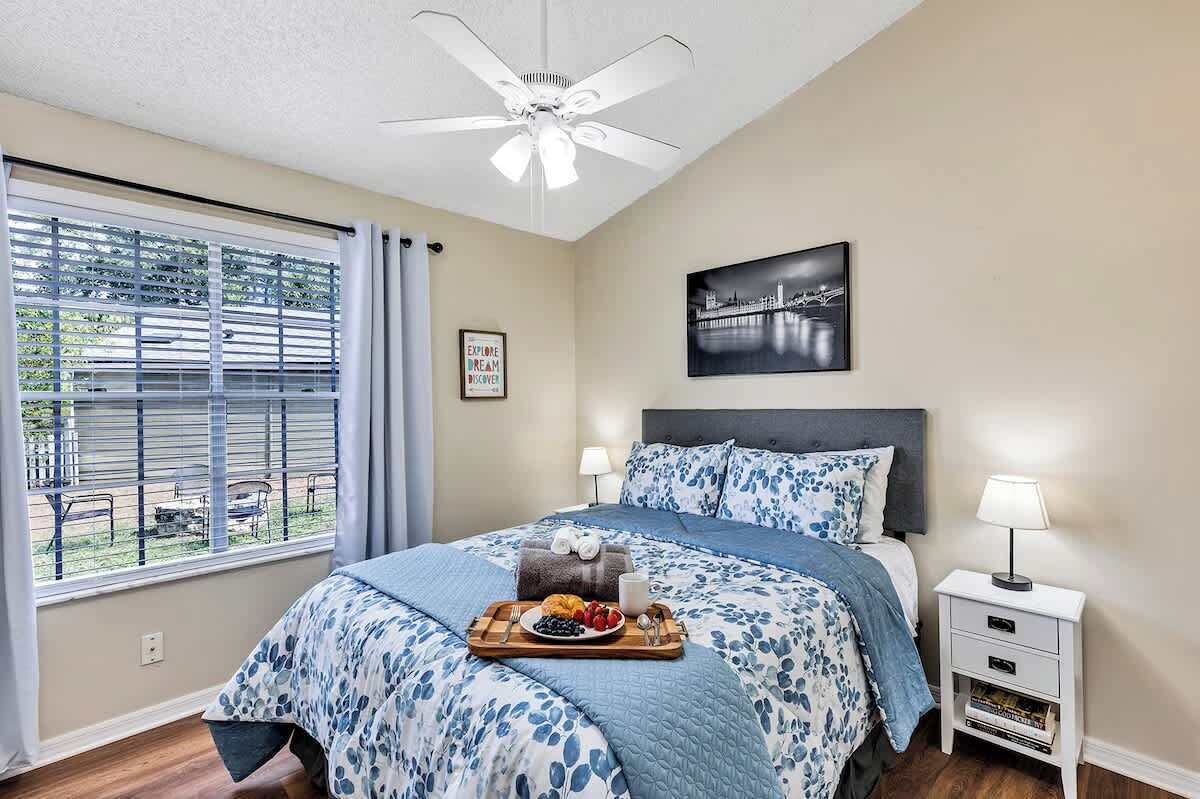 4 bedrooms, desk, iron/ironing board, travel crib