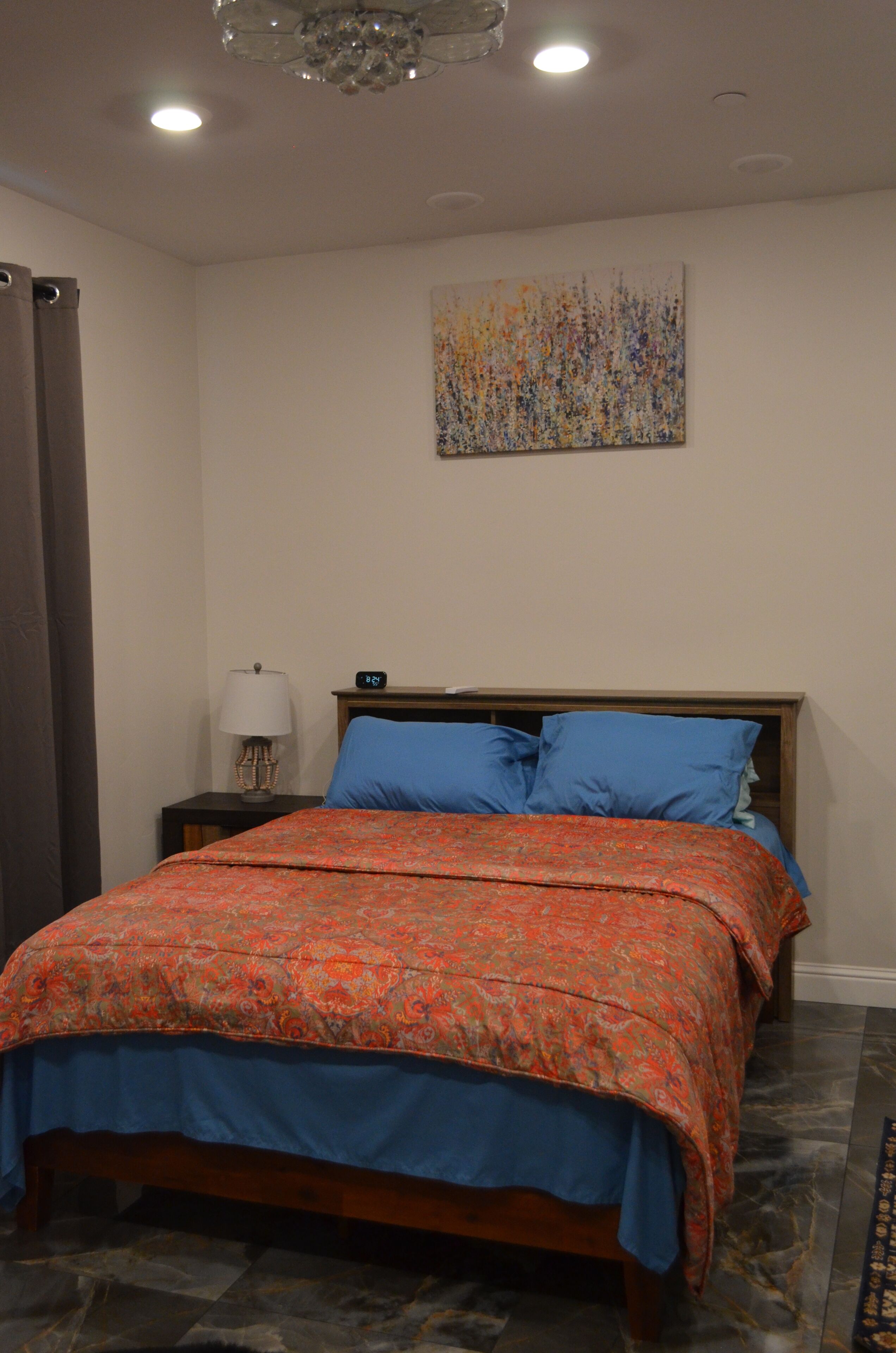 Spacious studio room; Private and secured place; Free Wifii, Free Parking,  Free