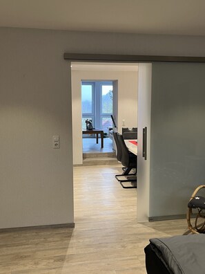 2 makuuhuonetta, silitysrauta/-lauta, vauvan matkasänky, ilmainen Wi-Fi