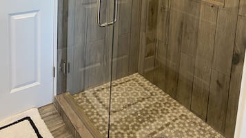 Douche, sèche-cheveux, serviettes fournies, savon