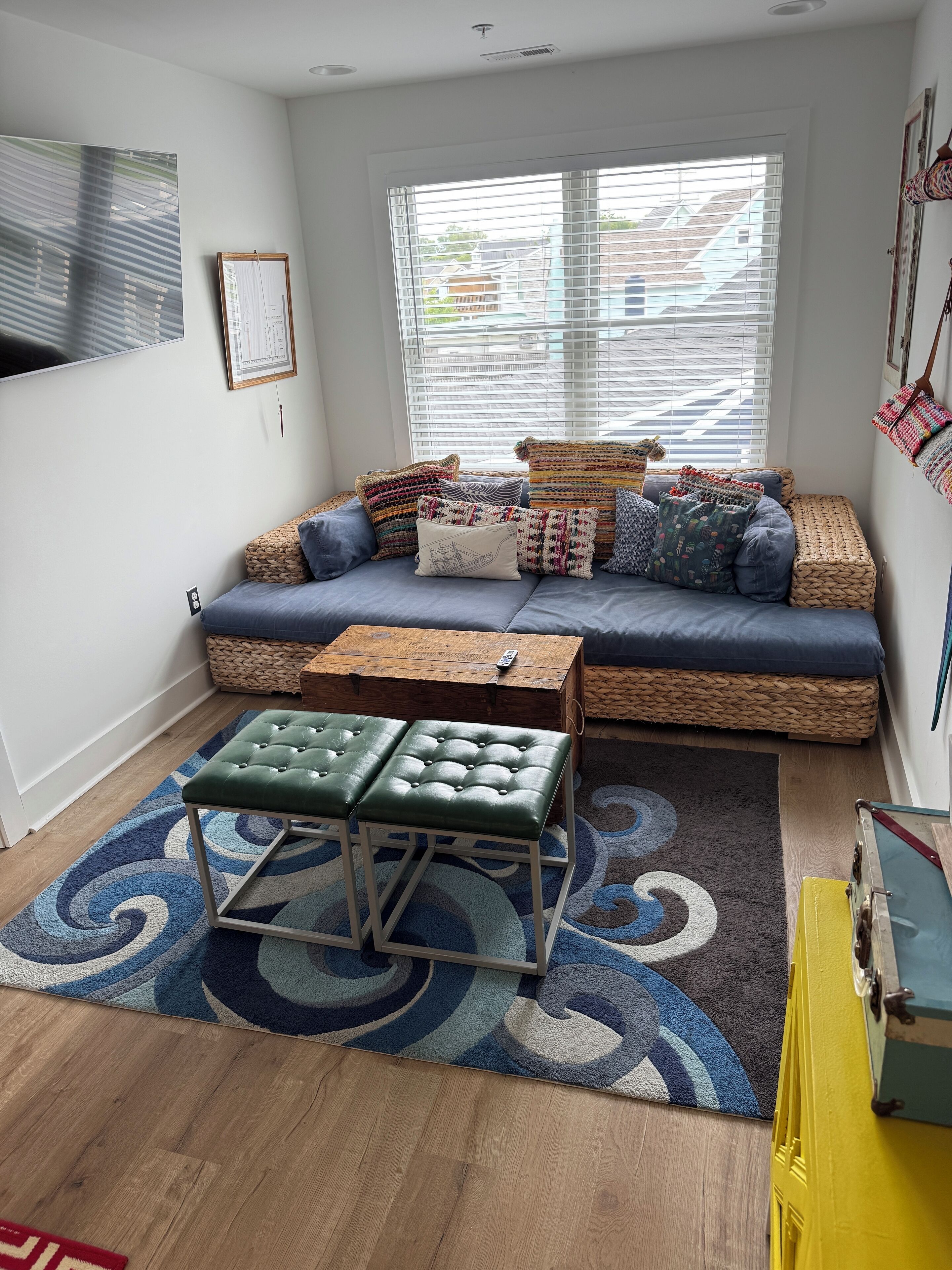 Un salon confortable avec un canapé, une table basse et un banc.