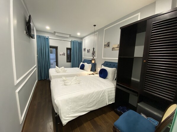 Habitación triple junior | Ropa de cama de alta calidad, camas con efecto memoria y minibar 