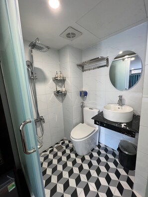Shower, hydromassage showerhead, designer toiletries, hair dryer - La Renta Hotel & Spa (Hanoi)