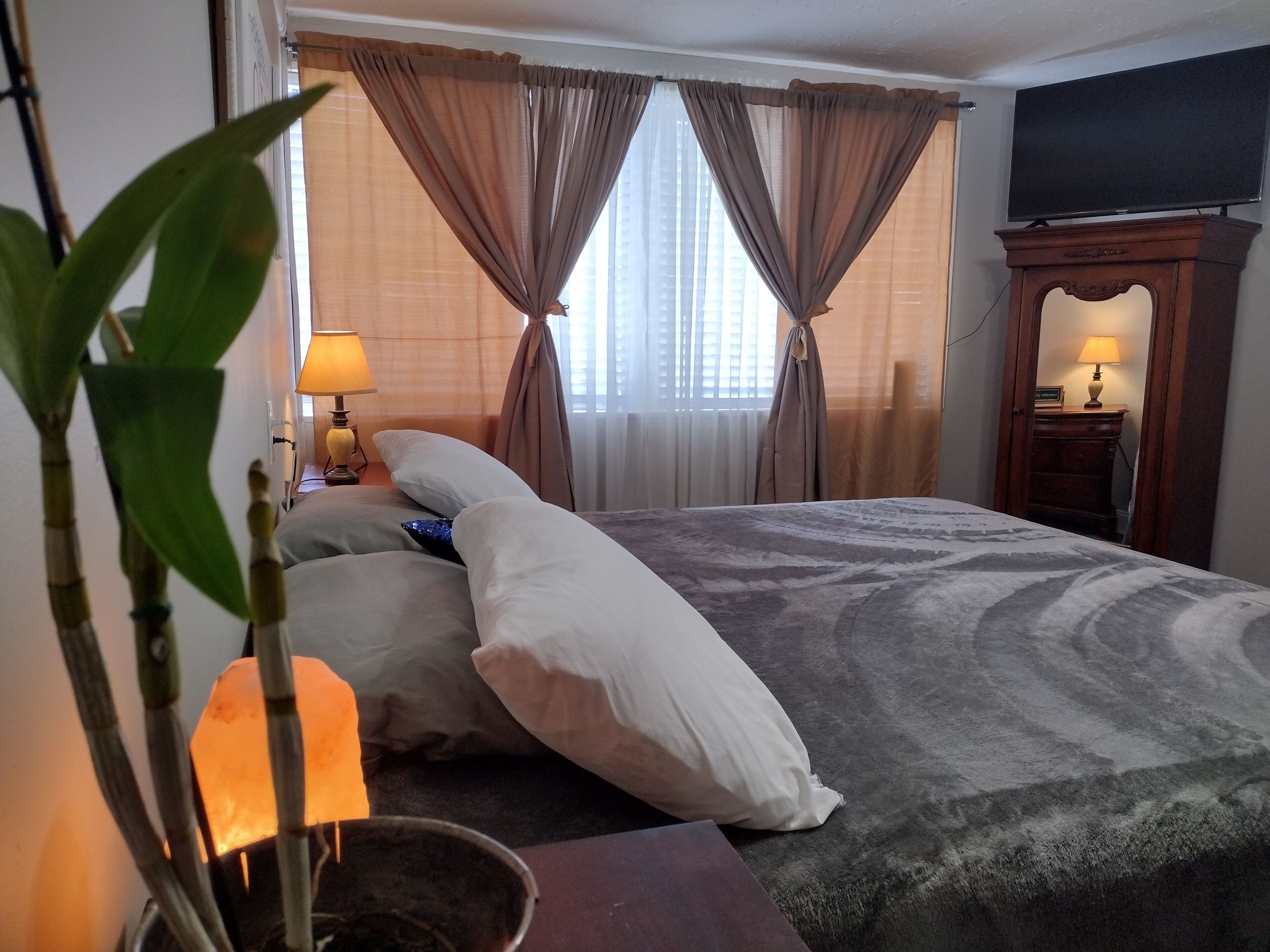 Launching New 2 Bedroom Suites With Family Downtown Wifi Kitchen Full Bathroom 