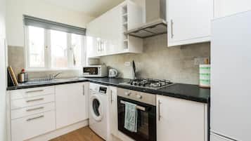 House (2 Bedrooms) | Private kitchen | Microwave, oven